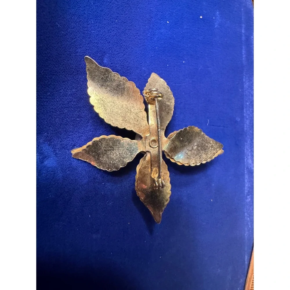 Vintage Gold Tone Textured Flower Brooch Faux Pearl Center Scalloped Petals 2